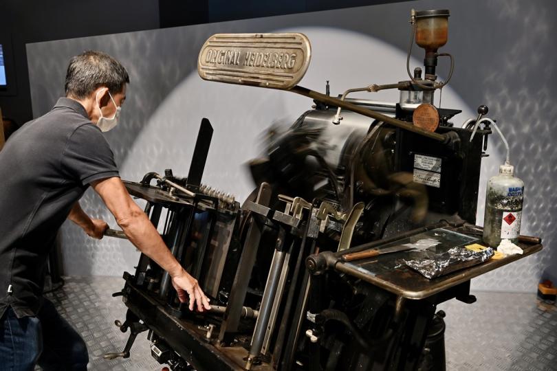 印刷技術:  「字裡圖間---香港印藝傳奇」展覽展出1960年代在德國生產的海德堡風喉照鏡印刷機。