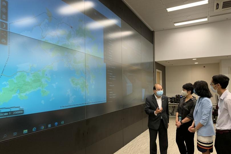 監察情況:  張建宗（左一）視察緊急事故監察及支援中心，了解相關部門和單位應對熱帶氣旋「浪卡」的工作。