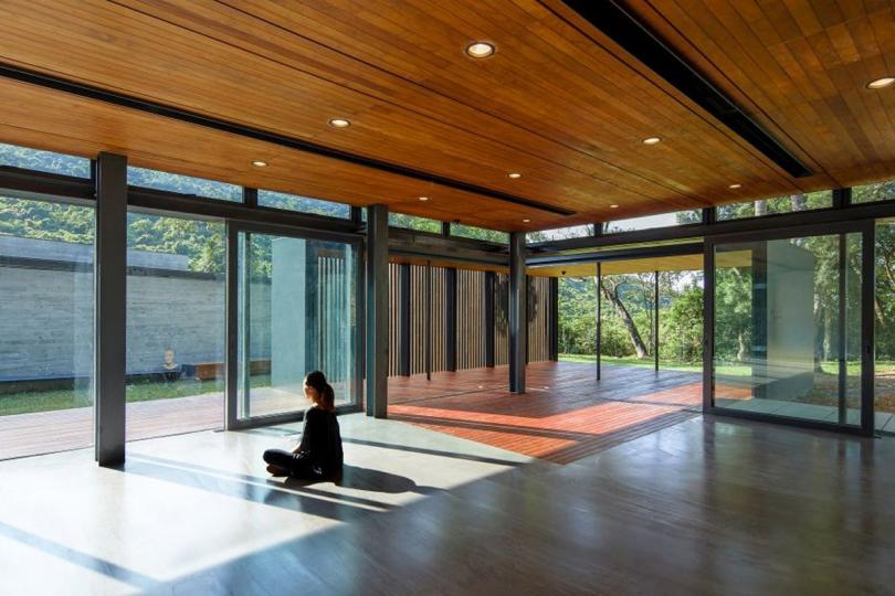 精心設計:  海下遊客中心的多用途室以玻璃亭子模式設計，將室外自然景觀引入室內，讓遊人有置身大自然的感覺。