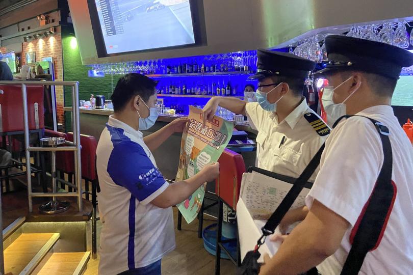 加強巡查:  食物環境衞生署與警方展開聯合行動，加強巡查酒吧等餐飲業處所，並向經營者、從業員和顧客派發單張，提醒他們恪守相關法例規定。