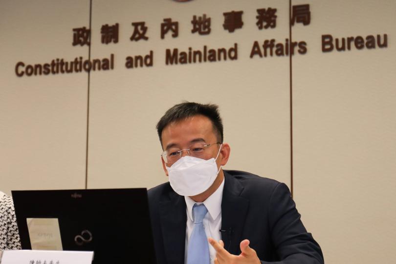 共融社會:  政制及內地事務局副局長陳帥夫在簡介會上表示，政府致力促進不同性傾向和跨性別人士的平等機會，以期在社會建立共融、互相尊重、不歧視的文化和價值觀。