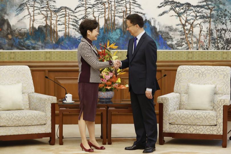 堅定支持:  林鄭月娥（左）在北京獲國務院副總理韓正接見。