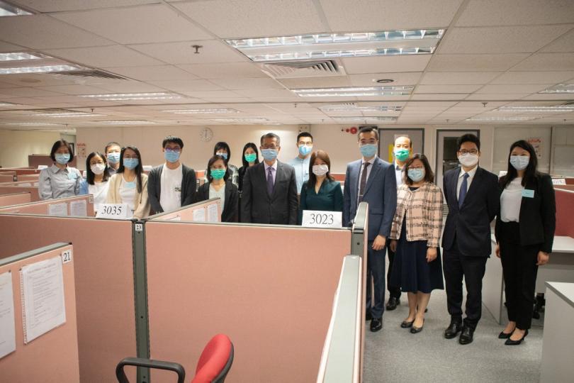 數據重地:  陳茂波（右八）到訪政府統計處總部，為工作人員打氣。