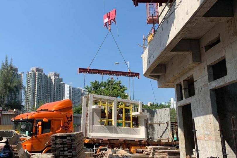 加快完成:  房委會使用預製組件，提升建屋效率。