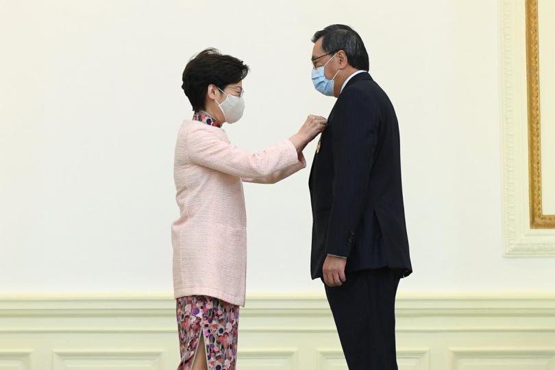 授勳:  林鄭月娥（左）在禮賓府頒授大紫荊勳章予梁君彥。