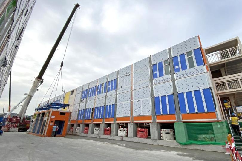 創先河:  臨時醫院是本港首間採用組裝合成（MiC）建築技術興建、具負壓隔離病房的醫院，標準化病房由三個模組單元組成，在廠房生產後，運抵工地裝嵌。