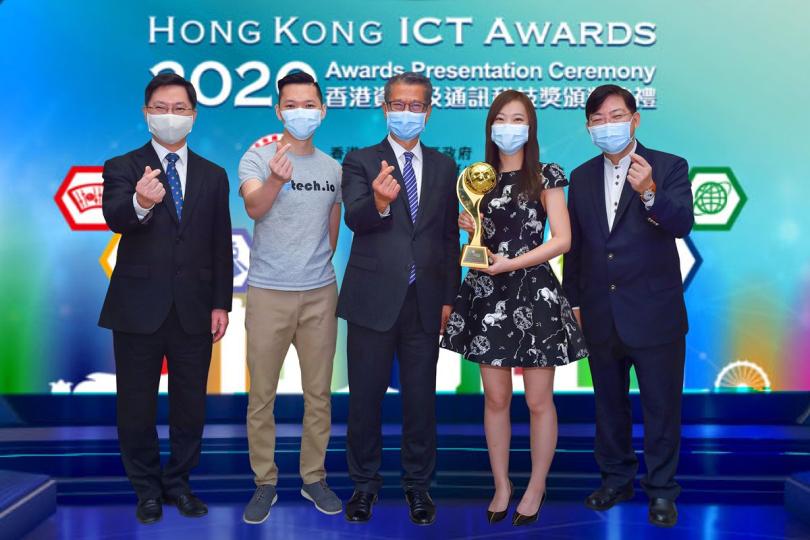 科技英才:  陳茂波（中）向Blutech IoT Ltd代表頒發全年大獎，旁為薛永恒（左）。