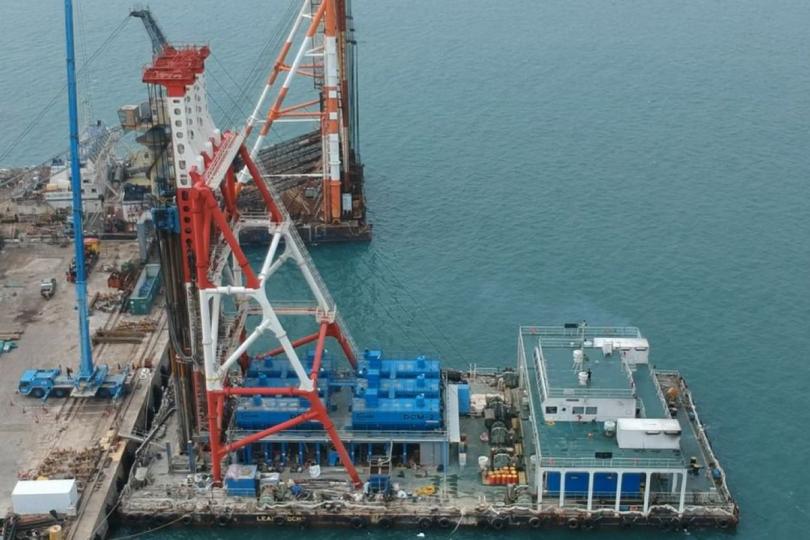 嶄新技術:  深層水泥拌合法以攪拌方式把工程船上的水泥注入海泥層，不挖走海床淤泥。每艘工程船可載水泥容量達480噸。