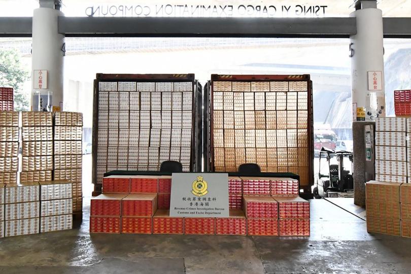 搜出私煙:  海關在環保回收場檢獲約800萬支懷疑私煙，扣查兩個涉案貨櫃。