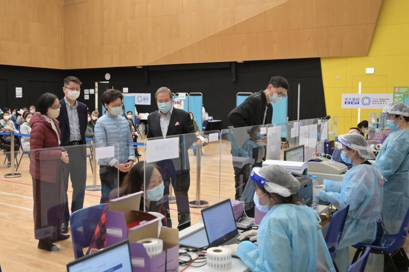 視察運作:  林鄭月娥（左三）到訪設於屯門兆麟社區會堂的社區檢測中心，了解檢測流程。