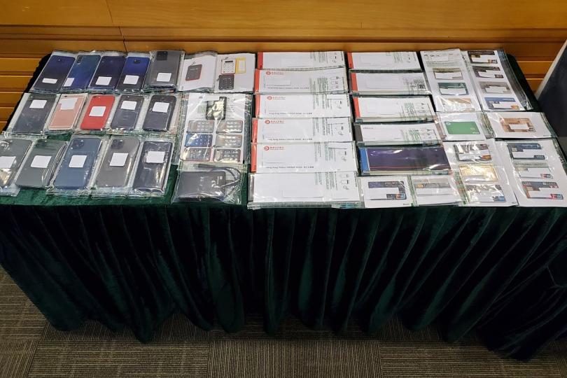 執法行動:  海關瓦解涉及金錢服務經營者和離岸公司的懷疑洗黑錢集團，行動中檢獲一批手提電話、銀行保安編碼器和支票簿。