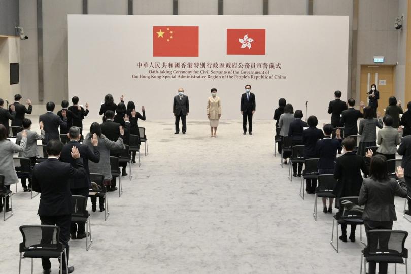 良好示範:  各常任秘書長、部門首長和一眾高級首長級公務員在行政長官林鄭月娥（中）見證下宣誓擁護《基本法》、效忠香港特區。