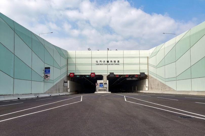 最長最深:  屯門---赤鱲角隧道全長約五公里，深入水平面以下約60米。隧道開通後，巿民往返屯門南和香港國際機場只需十分鐘。