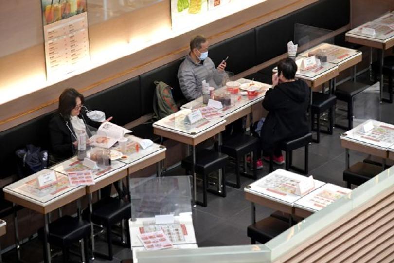 疫情嚴峻 社交距離措施延續