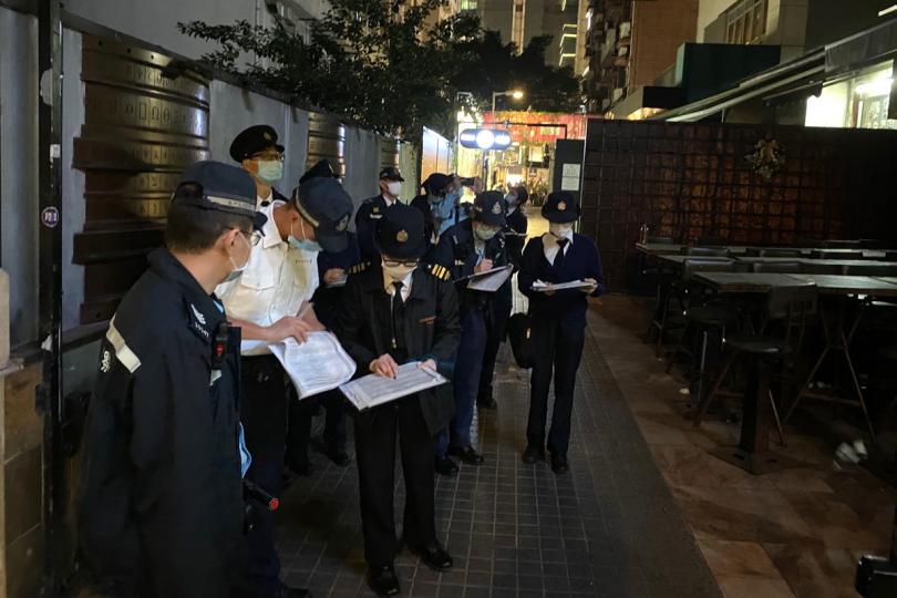聯合執法:  食環署與警方在多區採取聯合行動，加強執法和宣傳，提醒餐飲業務及表列處所負責人嚴格遵守防疫規例。