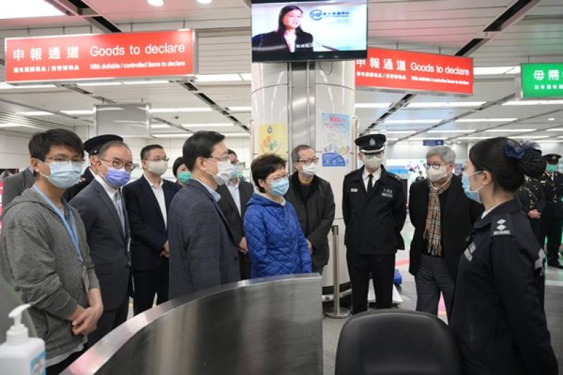 特首視察回港易計劃實施情況