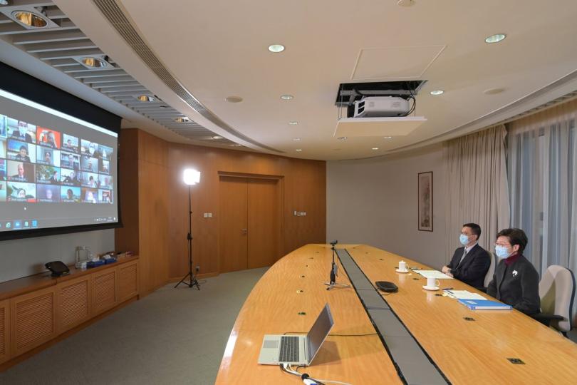 交流:  林鄭月娥（右）透過視像會議與大學教育資助委員會成員討論高等教育界最新發展。教育局局長楊潤雄（左）也有出席。   