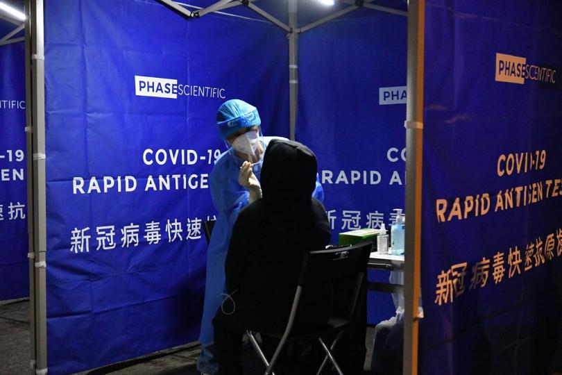 強制檢測:  政府在油麻地指明受限區域內設立八個臨時採樣站，為市民安排快速抗原測試，並採集其鼻腔和咽喉合併拭子樣本。