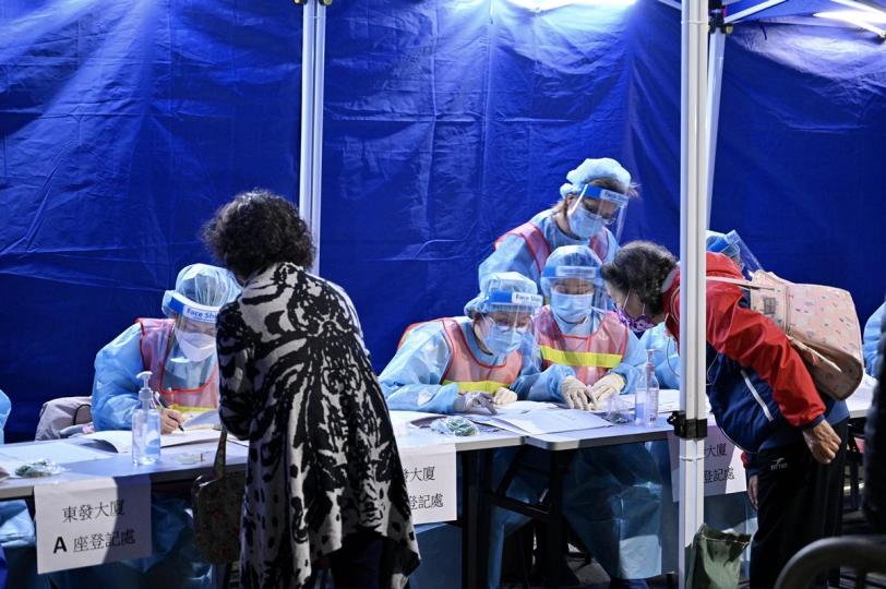 登記檢測:  政府在北角指明受限區域內設立12個臨時採樣站，為居民登記接受檢測。