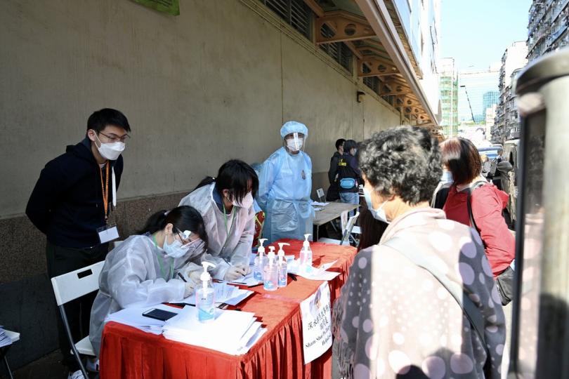 專人檢查:  深水埗指明受限區域的限制與檢測宣告完成後，工作人員檢查受限人士是否持有陰性檢測結果電話短信或佩戴手環。