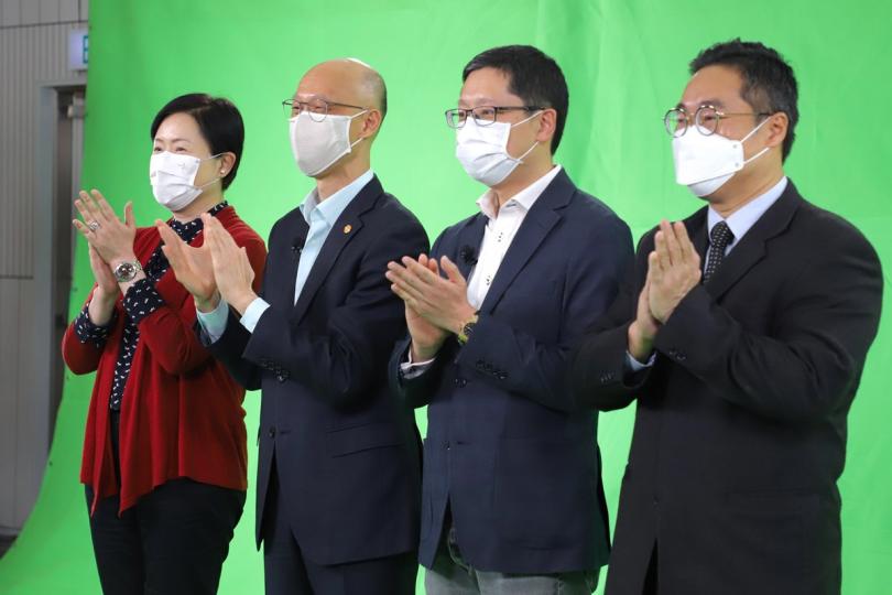 環保學校:  黃錦星（左二）主持第18屆香港綠色學校獎頒獎典禮，表揚多間學校致力推動環保教育和實踐惜物減廢。