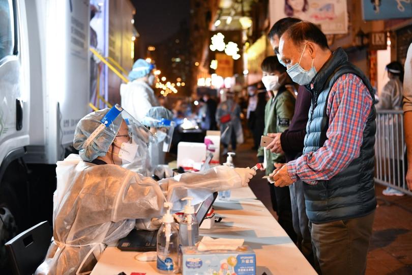 遵守宣告:  土瓜灣定安大廈D座列為指明受限區域，工作人員為居民登記進行檢測。