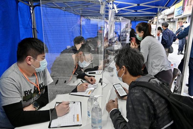 逐一檢查:  工作人員檢查元朗受限區域內人士是否已接受強制檢測。