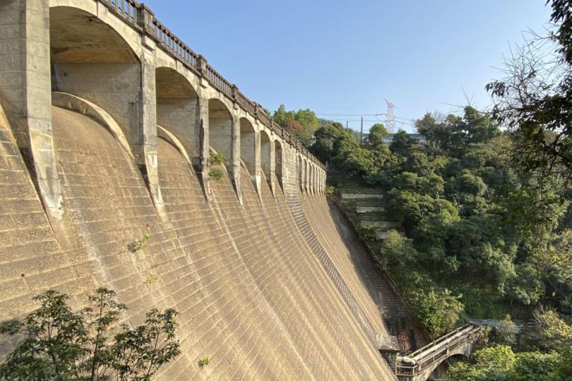 甚具挑戰:  可持續斜坡美化大獎其中一項得獎工程位於九龍副水塘水壩旁。水壩具90年歷史，屬二級歷史建築，工程挑戰之一是須減低施工對水壩造成的影響。