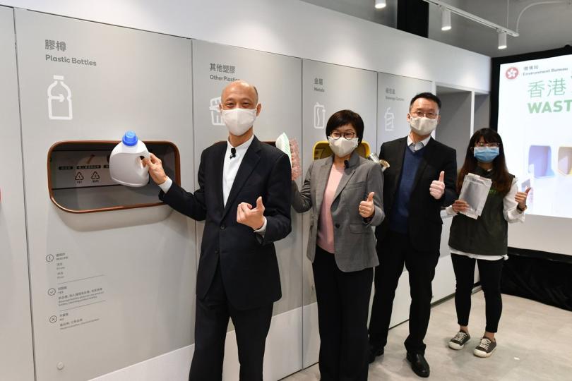 推動回收:  黃錦星（左一）到訪「綠在寨城」回收便利點，介紹升級版的社區回收網絡。