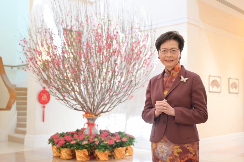 祝福:  林鄭月娥祝願市民和氣吉祥、事事順景、身體健康。