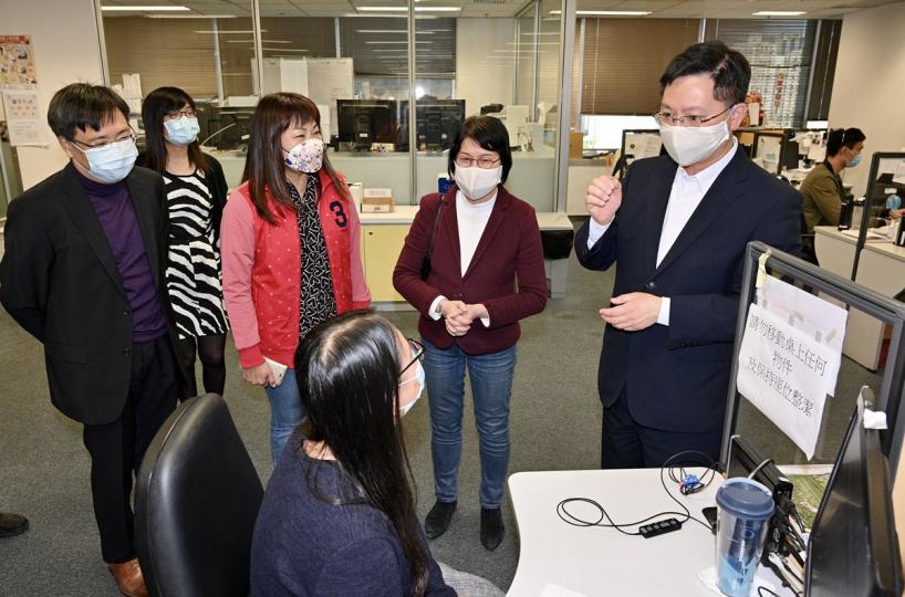 勉勵:  薛永恒（右）探訪1823中心。他鼓勵人員努力守在最前線，加強政府與市民的溝通。