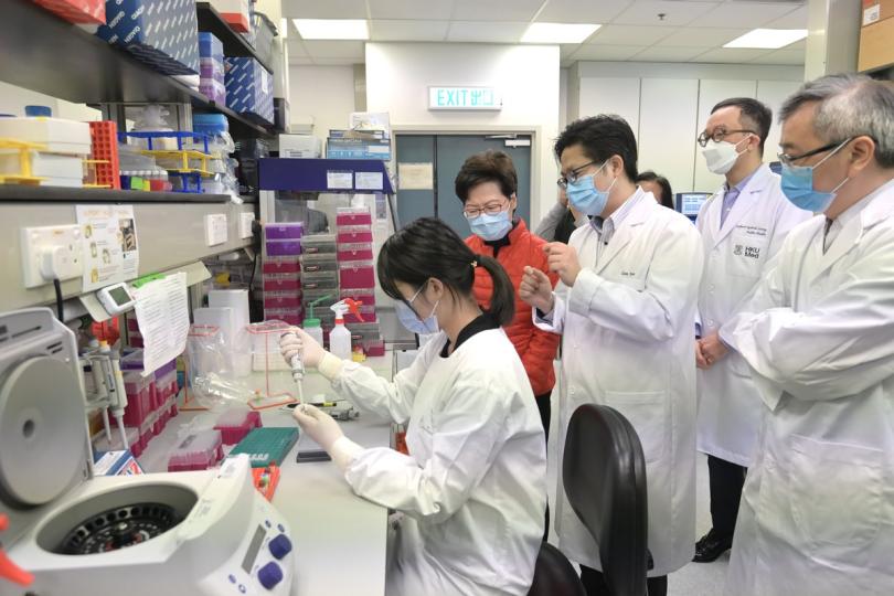 污水檢測:  林鄭月娥（中）到訪香港大學公共衞生實驗室，聽取有關污水樣本的病毒檢測程序。