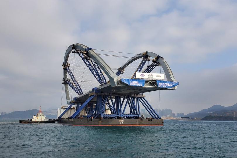 分批運送:  運載雙拱鋼橋的船隻由南通市出發，2月16日早進入將軍澳灣。