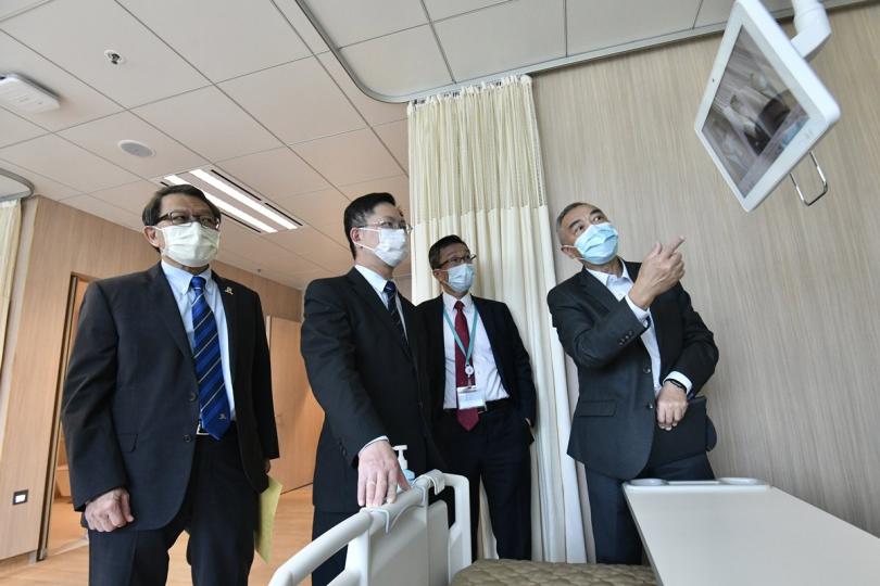 智慧醫院:  薛永恒（左二）參觀香港中文大學醫院，病房病床設有娛樂資訊屏幕，支援上網、遠程視像探訪、遠程醫療等。