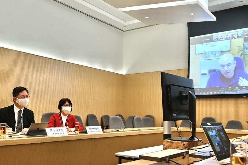 創科簡介:  薛永恒（左）2月23日以視像會議形式向港區全國政協委員介紹香港創科最新發展。