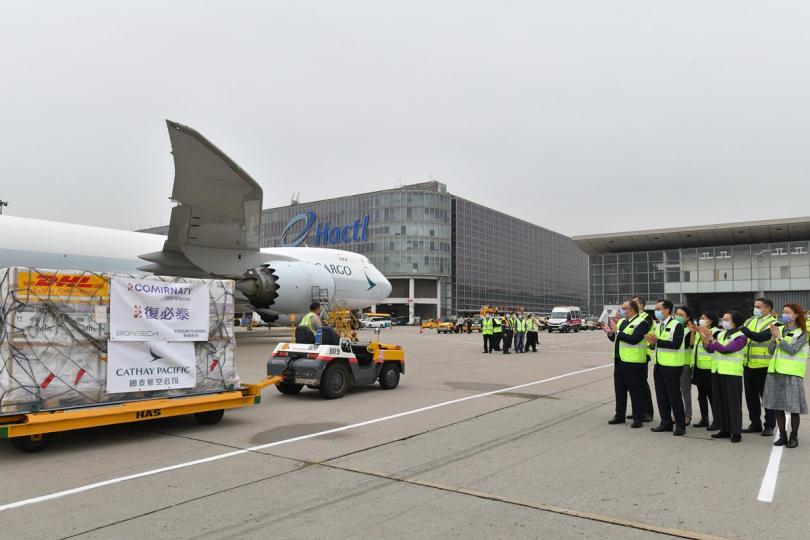 順利抵港:  585,000劑由復星醫藥與BioNTech共同開發的復必泰疫苗順利運抵香港，聶德權（前排中）、陳肇始（前排右）到場視察。