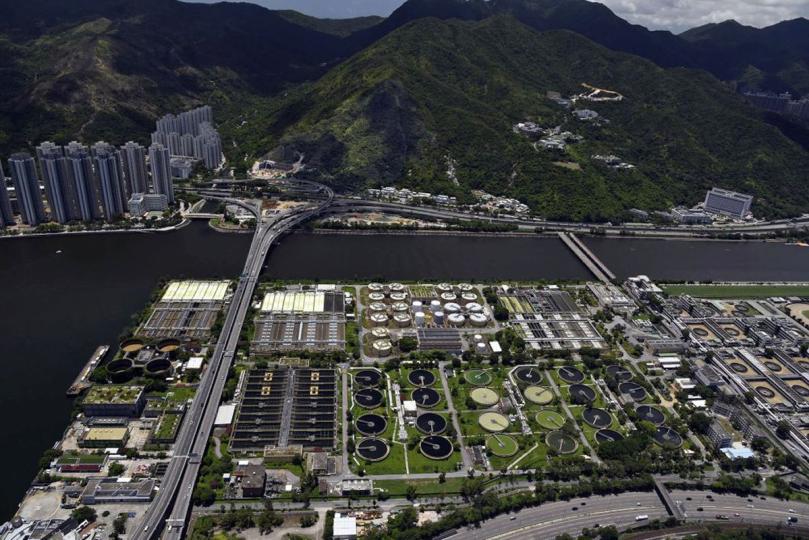 釋放土地:  渠務署已展開把沙田污水處理廠位於城門河河口的廠房遷往對岸亞公角女婆山岩洞的工程。