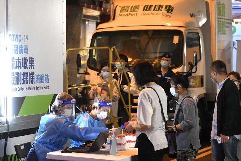 遵行公告:  政府在尖沙咀設指明受限區域，工作人員為受檢人士登記，並安排他們接受檢測。