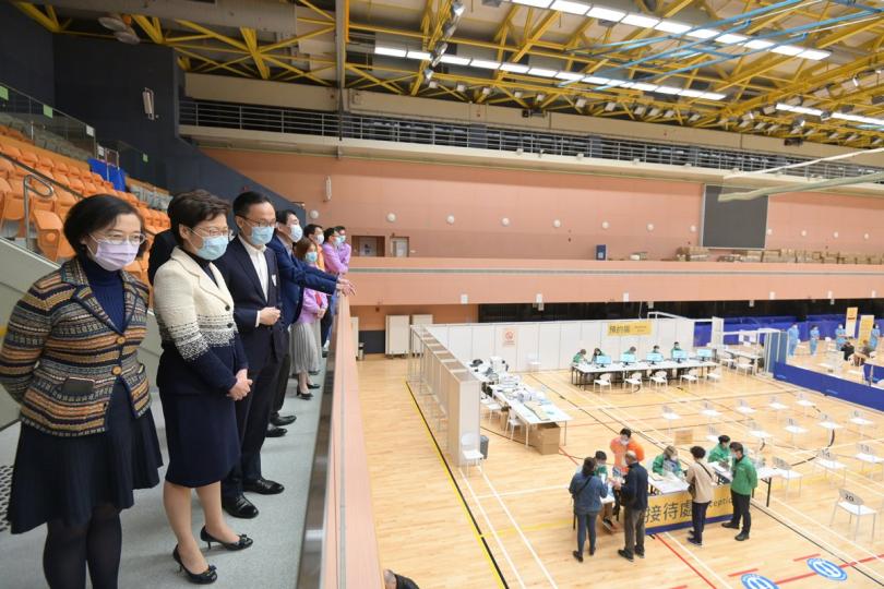 運作暢順:  林鄭月娥（左二）與聶德權（左三）、陳肇始（左一）到中山紀念公園體育館社區疫苗接種中心視察。