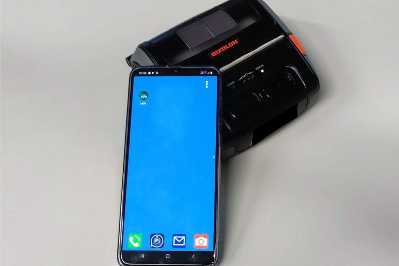 善用科技:  警務人員可使用裝有流動應用程式的電話，配合便攜式打印機發出電子定額罰款通知書。