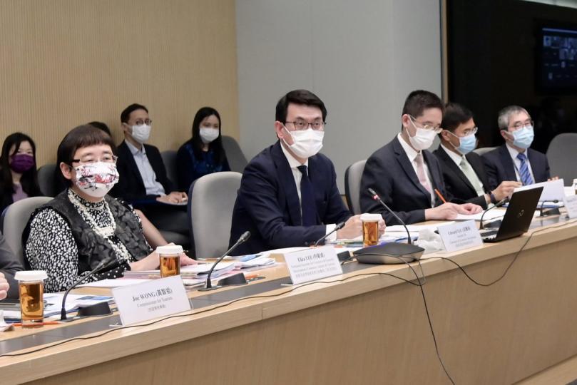 簡介綱要:  邱騰華（左二）主持工業貿易諮詢委員會會議，聽取委員意見。