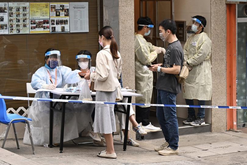 確認結果:  工作人員在西營盤指明受限區域執法，檢查受限人士是否已接受強制檢測。