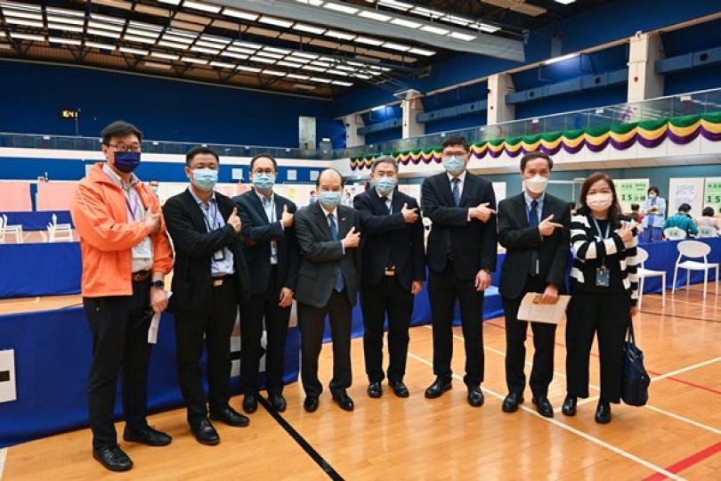 張建宗視察社區疫苗接種中心