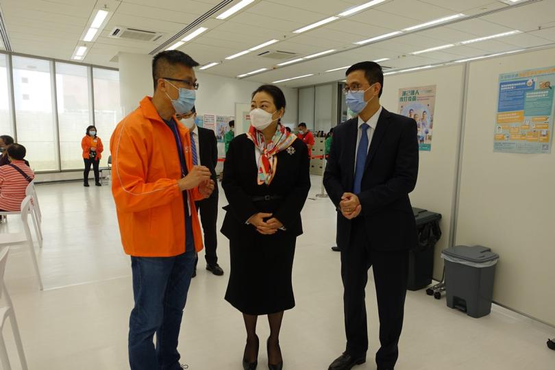 鄭若驊楊潤雄訪社區疫苗接種中心