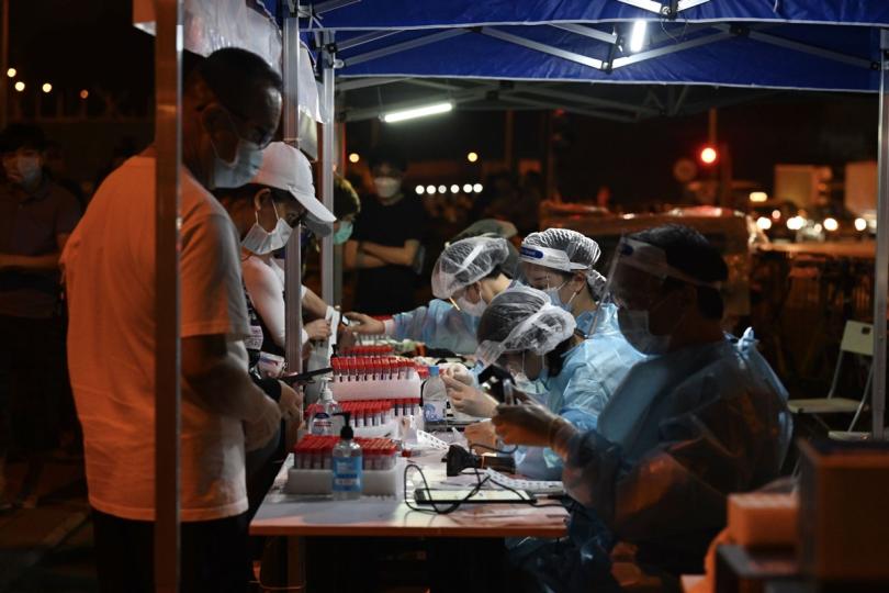 登記檢測:  將軍澳日出康城領凱第9座劃為指明受限區域，工作人員為受檢人士登記進行檢測。