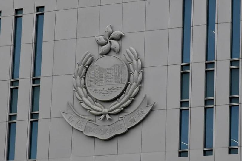 八疑犯移交警方