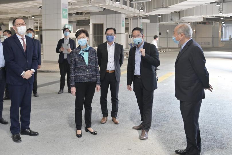 設備完善:  林鄭月娥（右四）視察即將啟用的裕民坊公共運輸交匯處。交匯處結合多項創新和智慧元素，為乘客提供便利和更佳候車環境。