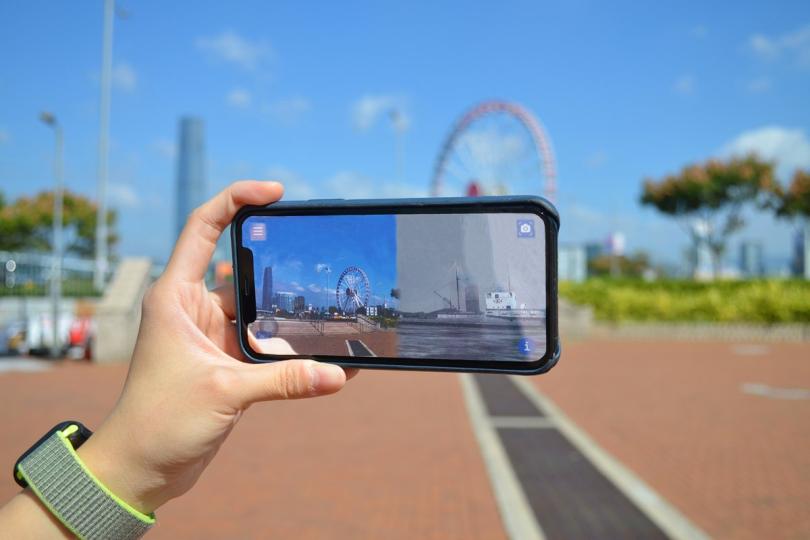 重新設計:  「AR時鐘」設置於指定地點的新旅客指示標誌上。新指示標誌經重新設計，其中加入香港建築元素。