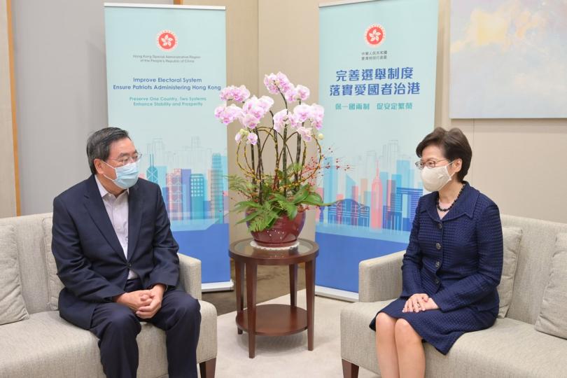 立法工作:  林鄭月娥（右）與立法會主席梁君彥討論有關完善選舉制度的本地立法和其他跟進工作。