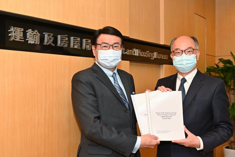 管制建議:  劏房租務管制研究工作小組主席梁永祥（左 ）向陳帆提交工作小組報告。